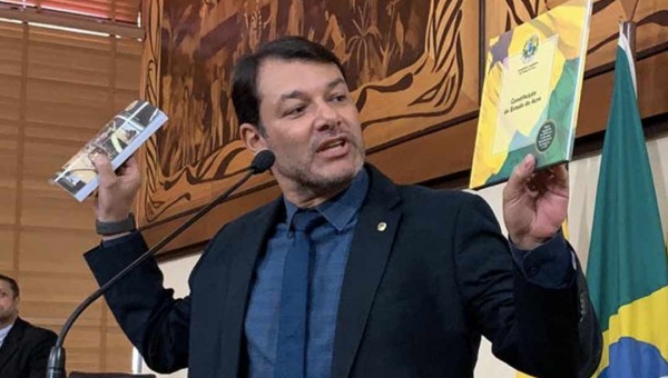 Deputado Roberto Duarte elogia governo e servidores gritam “virou à casaca” e “bundão”