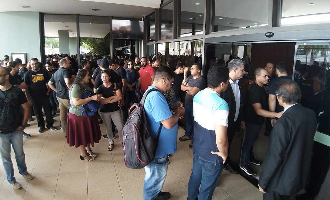 Situação segue tensa na Aleac nesta quinta-feira e manifestantes pedem a Nicolau que liberem entrada no prédio