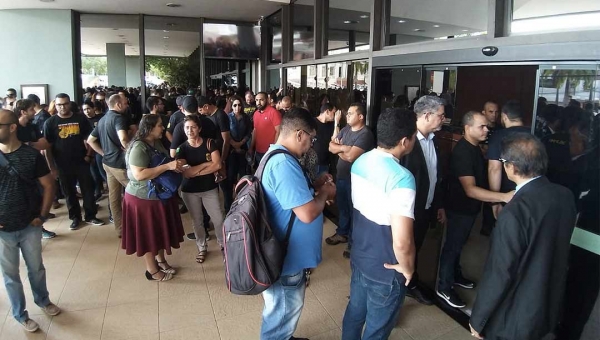 Situação segue tensa na Aleac nesta quinta-feira e manifestantes pedem a Nicolau que liberem entrada no prédio