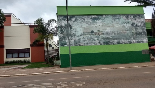 Painel Hélio Melo desaparece com a ação do tempo e o descaso do poder público