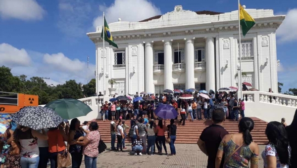 Professores dizem “não” à reforma da previdência e solicitam que Gladson venha dialogar com os manifestantes