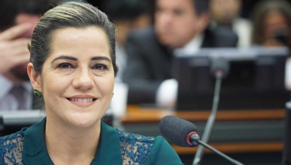  Mara Rocha comemora assinatura de termo de cooperação técnica de ministério com o Acre na rodovia para o Peru