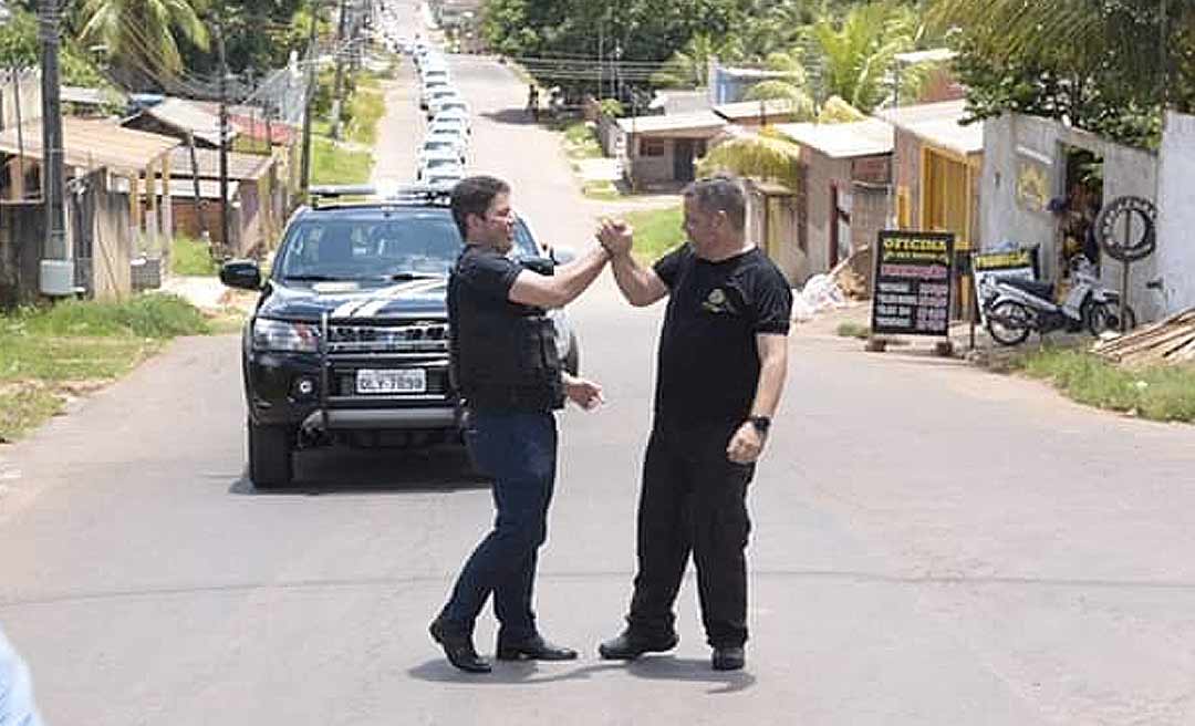 De colete e vestido de preto, Gladson conduz carreata com mais de 120 veículos da Segurança e agradece Bolsonaro