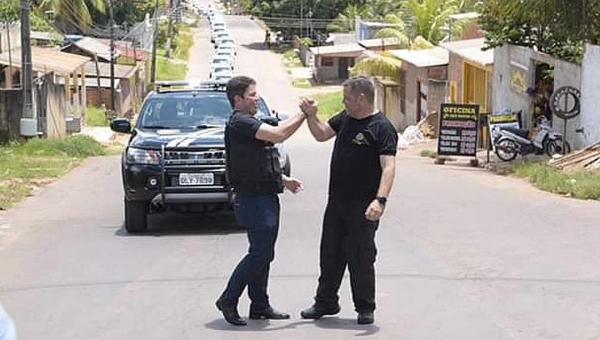 De colete e vestido de preto, Gladson conduz carreata com mais de 120 veículos da Segurança e agradece Bolsonaro