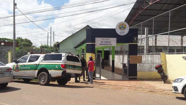 Bandidos desafiam a Segurança, invadem escola, fazem estudante refém e fazem a limpa em objetos de alunos e professores