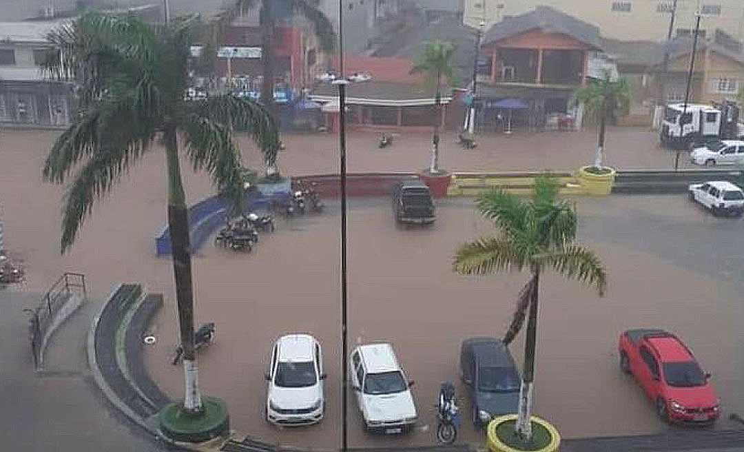 Forte chuva causa alagações e estragos na cidade de Cruzeiro do Sul