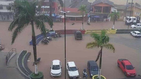 Forte chuva causa alagações e estragos na cidade de Cruzeiro do Sul