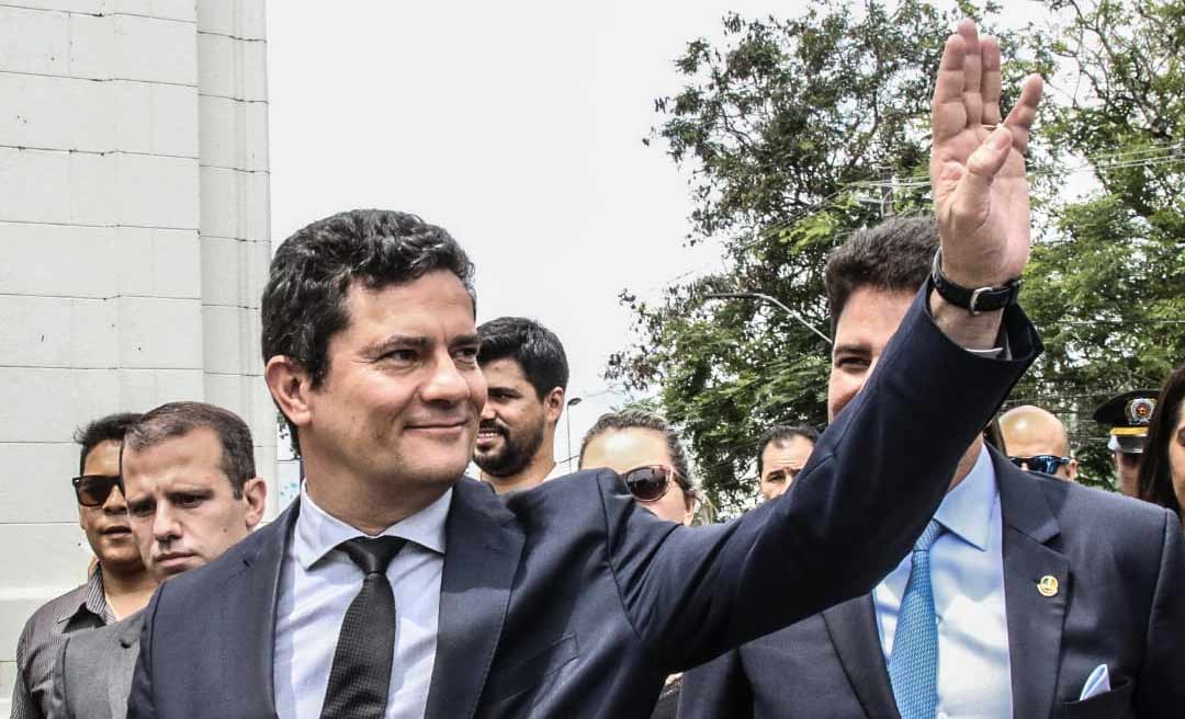 "Poxa, muito obrigado ao Acre pela acolhida", diz Moro após quebrar o protocolo e cumprimentar populares