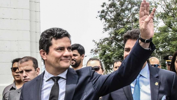 "Poxa, muito obrigado ao Acre pela acolhida", diz Moro após quebrar o protocolo e cumprimentar populares