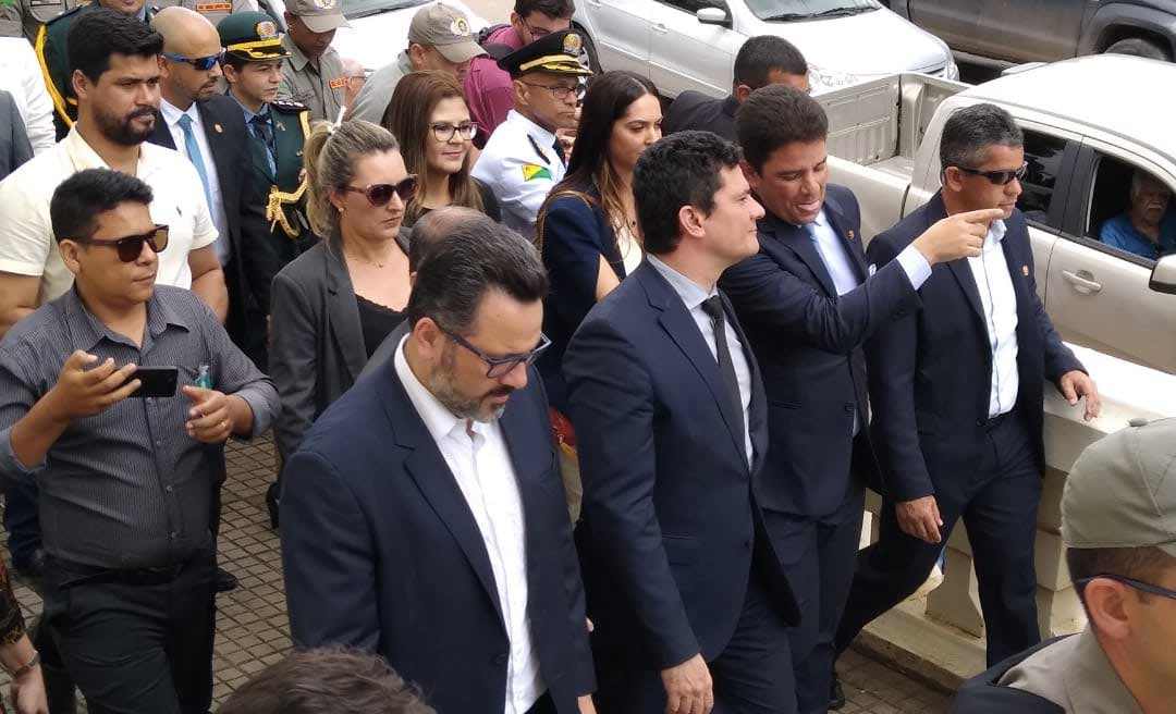 Sérgio Moro se dirige aos fãs na frente do Palácio Rio Branco