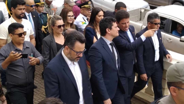 Sérgio Moro se dirige aos fãs na frente do Palácio Rio Branco