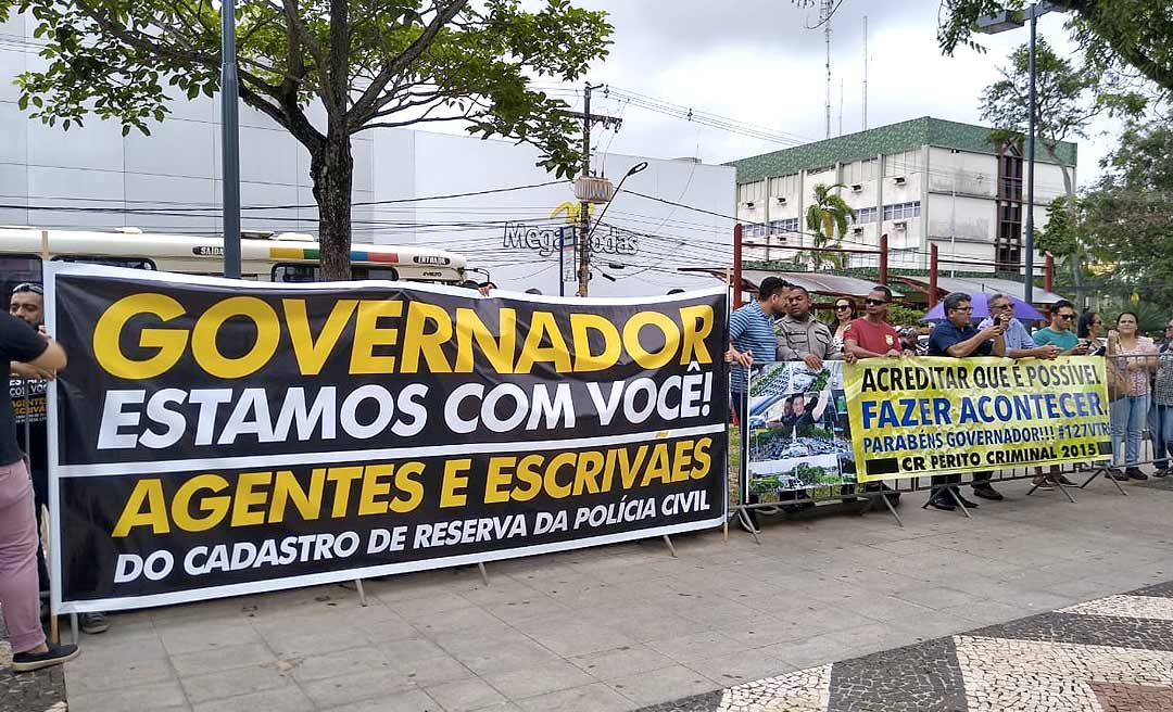 Enquanto Sérgio Moro é homenageado no Memorial, faixa pede convocação na Polícia Civil