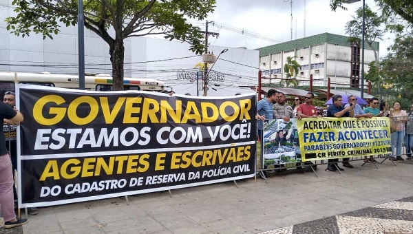 Enquanto Sérgio Moro é homenageado no Memorial, faixa pede convocação na Polícia Civil