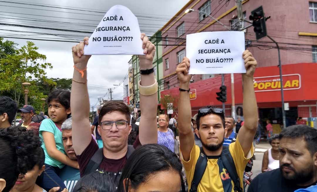 "Segurança no busão", pediram estudantes da Ufac na frente do Palácio enquanto Moro se dirigia à população