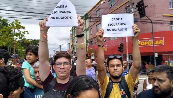 "Segurança no busão", pediram estudantes da Ufac na frente do Palácio enquanto Moro se dirigia à população