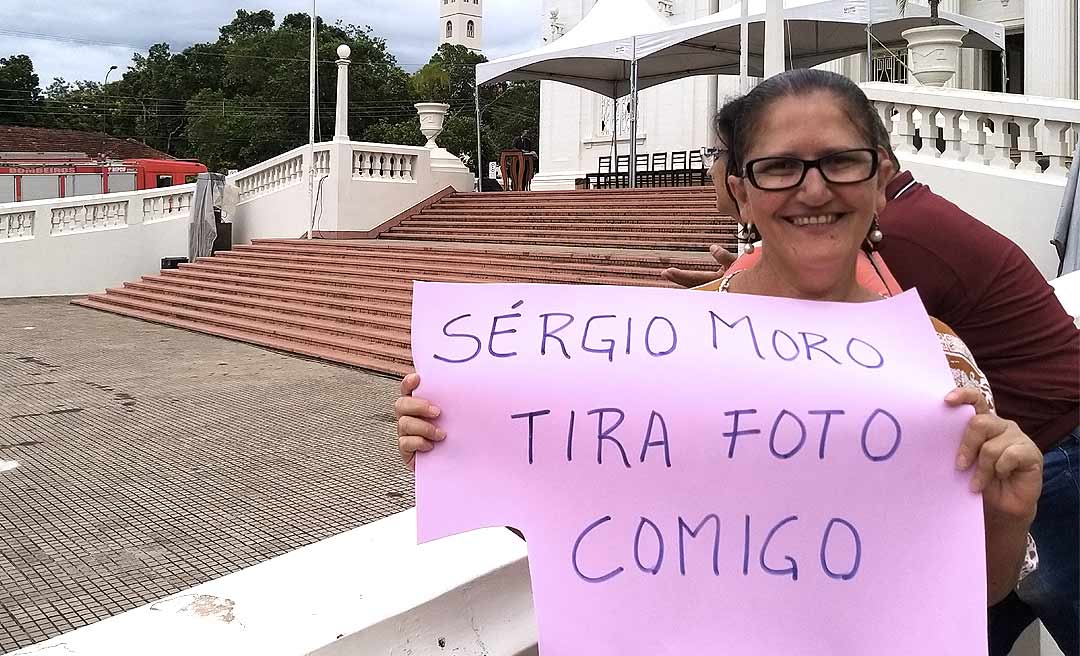 Servidora pública emplaca cartaz pedindo foto com o ministro Sérgio Moro