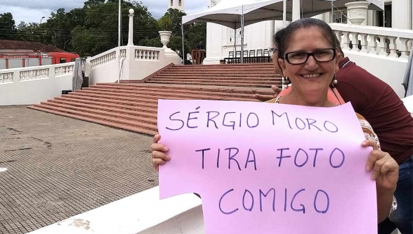 Servidora pública emplaca cartaz pedindo foto com o ministro Sérgio Moro