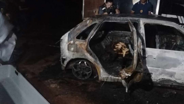 Criminosos incendeiam carro com corpo de homem dentro na estrada do Amapá