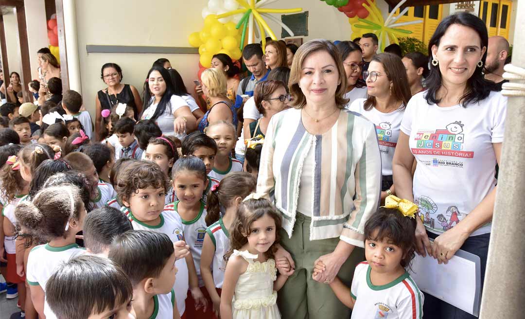 Prefeita Socorro Neri comemora 70 anos da Escola Menino Jesus junto com a comunidade escolar