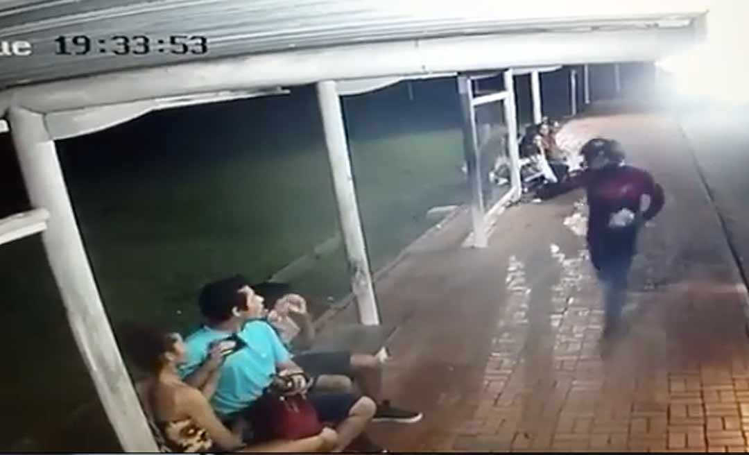 Criminosos fazem arrastão na parada de ônibus dentro do Via Verde Shopping