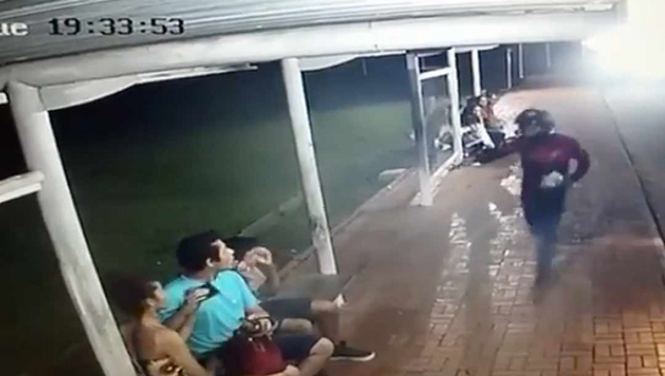 Criminosos fazem arrastão na parada de ônibus dentro do Via Verde Shopping