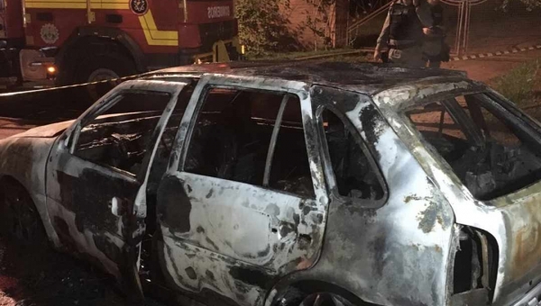 Carro incendiado na Chácara Modelo é do cantor Ruan Lima, diz polícia