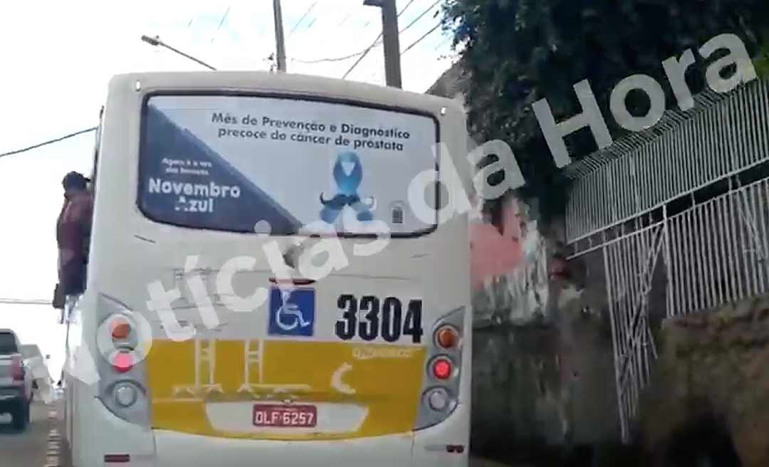 Adolescente rebola em janela de ônibus enquanto veículo circula em Rio Branco