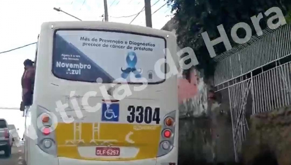 Adolescente rebola em janela de ônibus enquanto veículo circula em Rio Branco