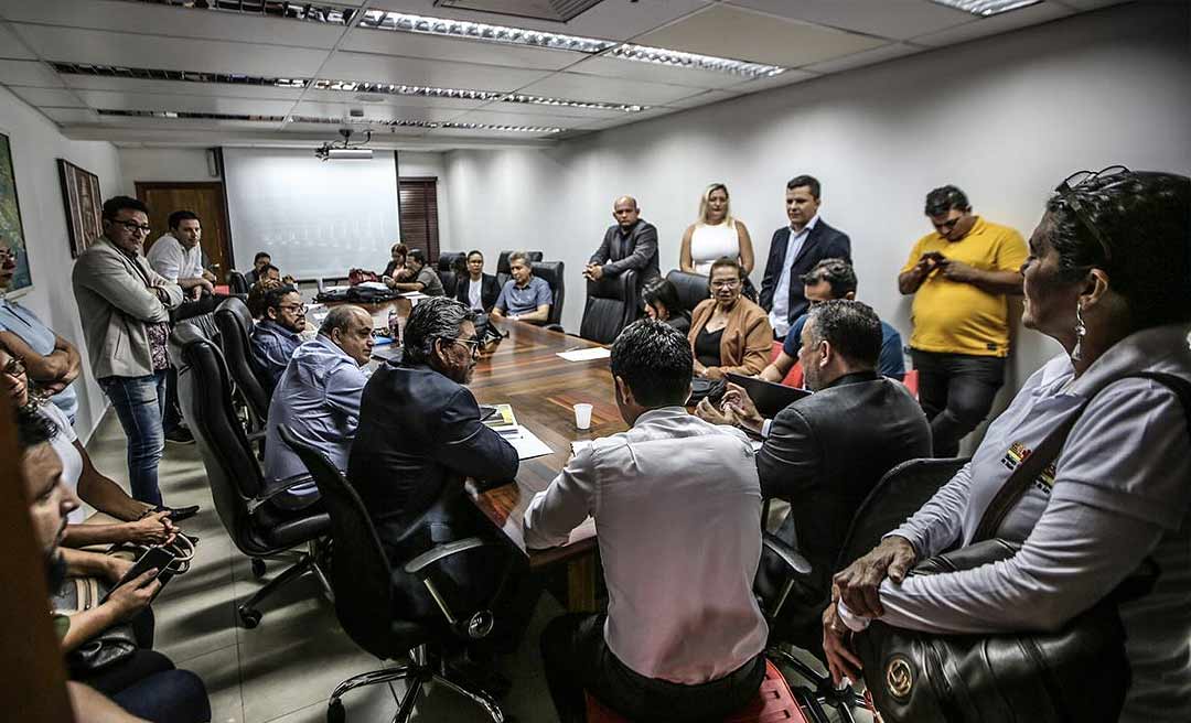 Com clima de feriadão nos gabinetes, apenas 4 deputados se reúnem com sindicalistas para tratar previdência