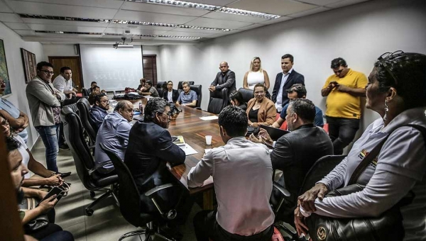 Com clima de feriadão nos gabinetes, apenas 4 deputados se reúnem com sindicalistas para tratar previdência