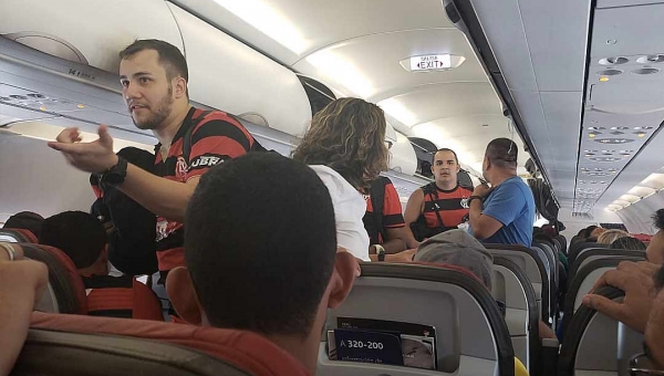 Acreanos flamenguistas "invadem" aeroporto de Puerto Maldonado em viagem a Lima