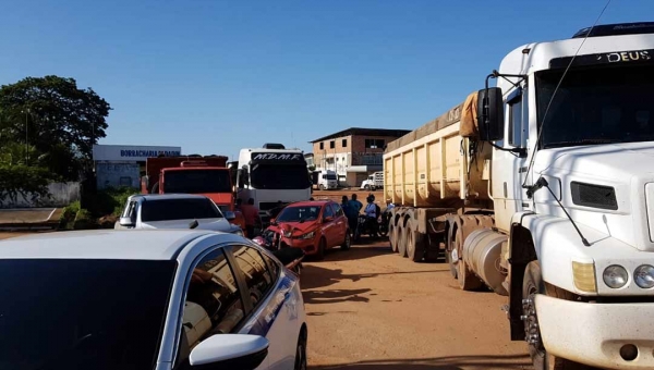 Trabalhadores fecham acesso ao Dnit no Acre em protesto contra atrasos em pagamentos