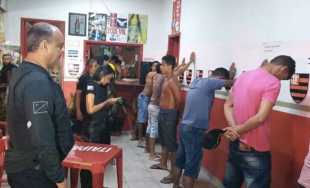 Bares fiscalizados e membro de facção preso durante operação da Polícia Civil