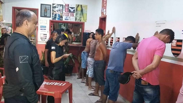 Bares fiscalizados e membro de facção preso durante operação da Polícia Civil