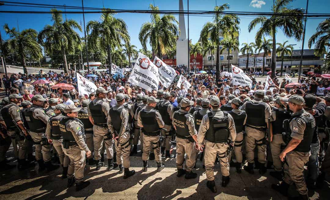 Sob protestos, deputados aprovam reforma da previdência do Acre