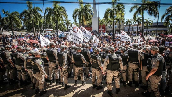 Sob protestos, deputados aprovam reforma da previdência do Acre