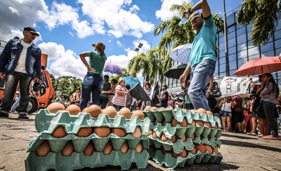 Trabalhadores jogam ovos podres em policiais; deputados também eram alvos