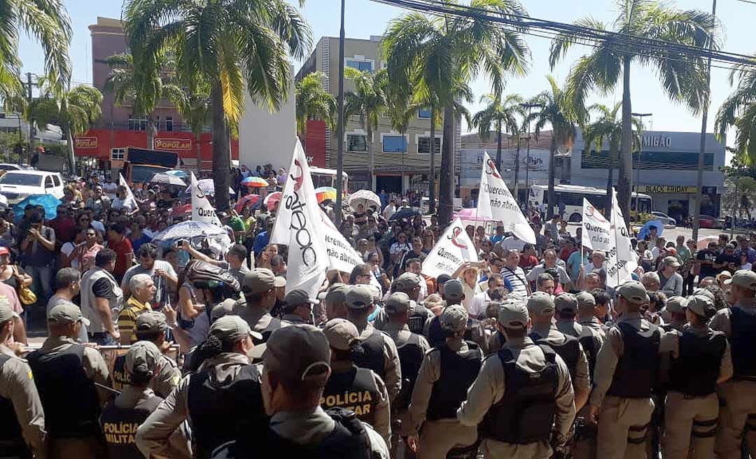 Servidores pedem a presença de Nicolau Júnior e pedem intervenção de Edvaldo Magalhães