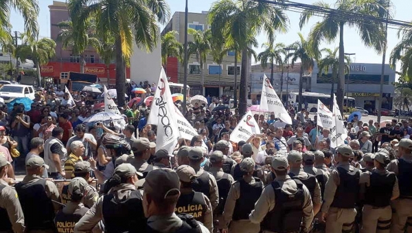 Servidores pedem a presença de Nicolau Júnior e pedem intervenção de Edvaldo Magalhães