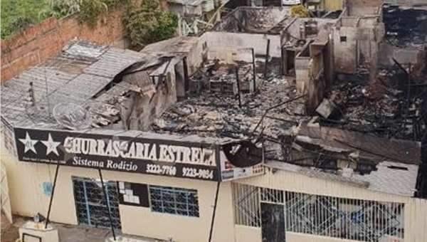 Um dia após incêndio, foto mostra destruição na churrascaria Estrela