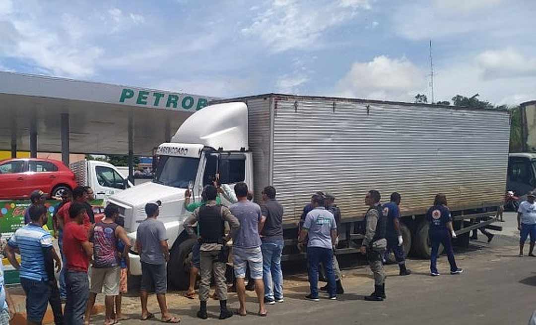 Caminhoneiro é encontrado morto dentro de caminhão em posto de gasolina