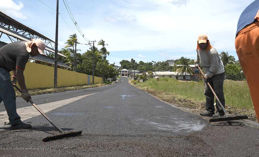 Prefeitura de Cruzeiro do Sul realiza pavimentação de 100% das ruas da Várzea e moradores elogiam