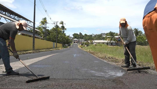 Prefeitura de Cruzeiro do Sul realiza pavimentação de 100% das ruas da Várzea e moradores elogiam