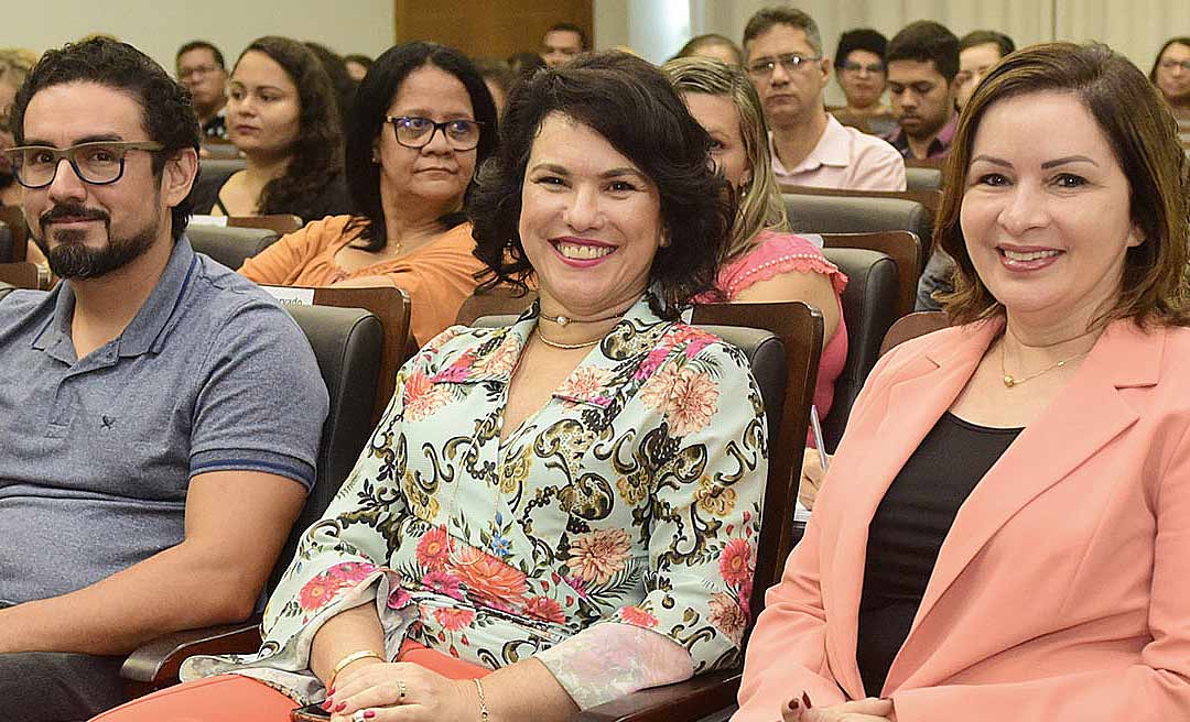 Prefeita de Rio Branco prestigia trabalho de capacitação de gestores da Educação para a paz nas escolas