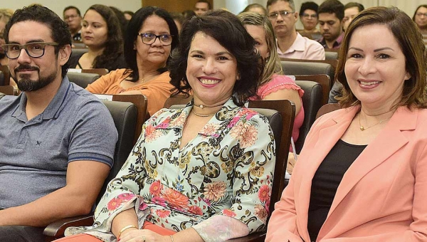 Prefeita de Rio Branco prestigia trabalho de capacitação de gestores da Educação para a paz nas escolas