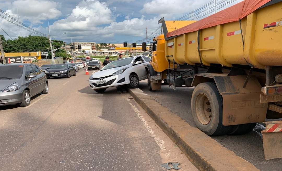 Acidente entre um carro de passeio e uma caçamba deixa o  trânsito lento na Dias Martins 