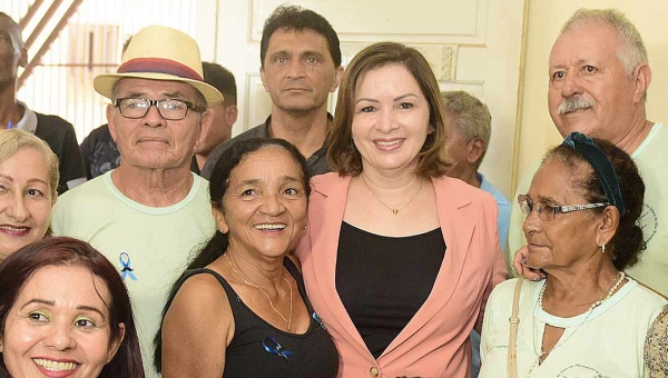 Prefeita Socorro Neri visita centro de idosos na Baixada da Sobral e anuncia reforma do local