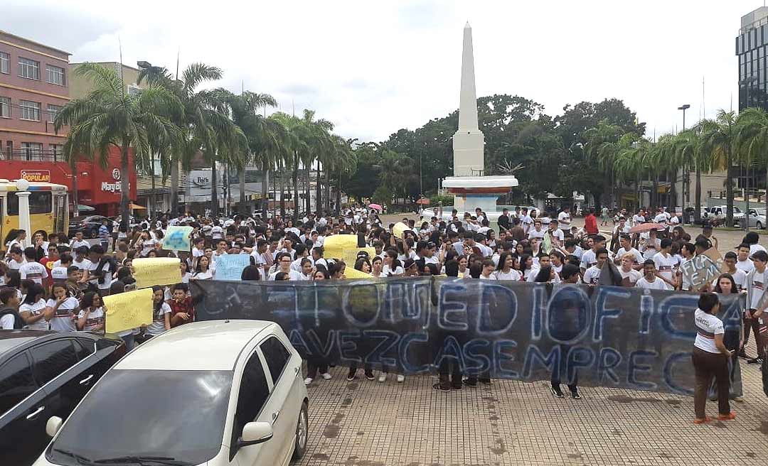 Alunos do Colégio Acreano protestam no Centro de Rio Branco contra possível fim do ensino médio na escola