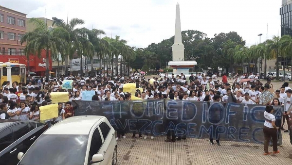 Alunos do Colégio Acreano protestam no Centro de Rio Branco contra possível fim do ensino médio na escola