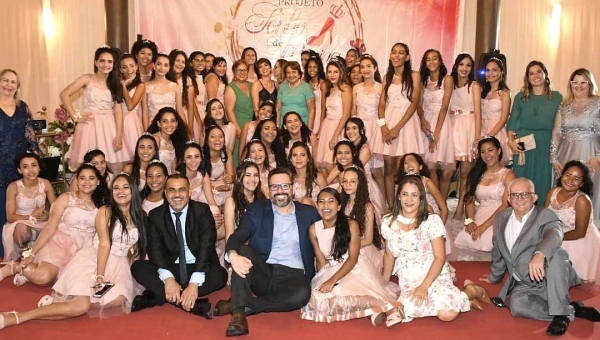 Projeto Sonho de Menina promove baile de debutantes de 50 jovens em Cruzeiro do Sul